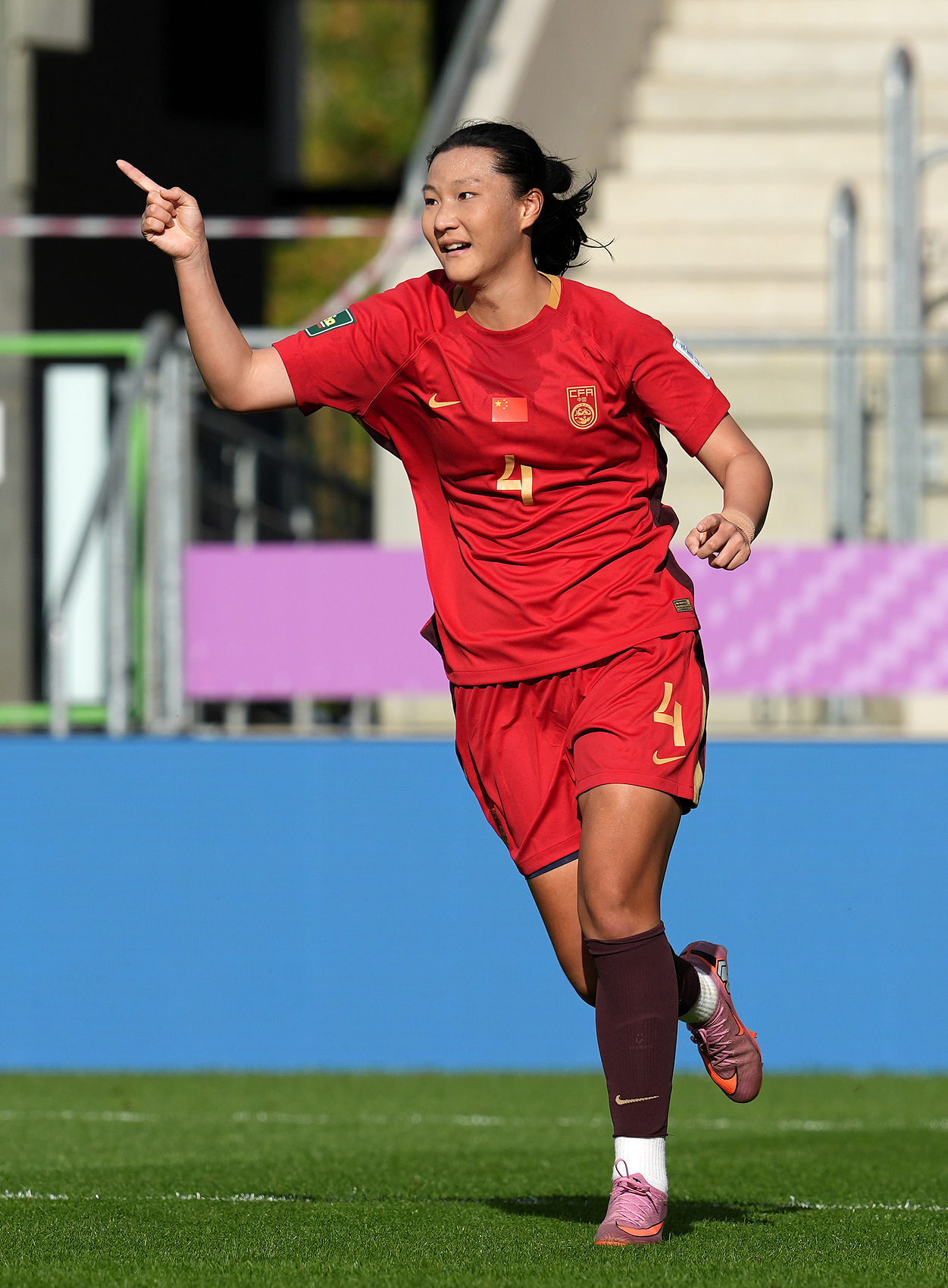 开倒车?首发显示黄嘉欣出任中后卫,比赛中出任中锋12分钟内戴帽