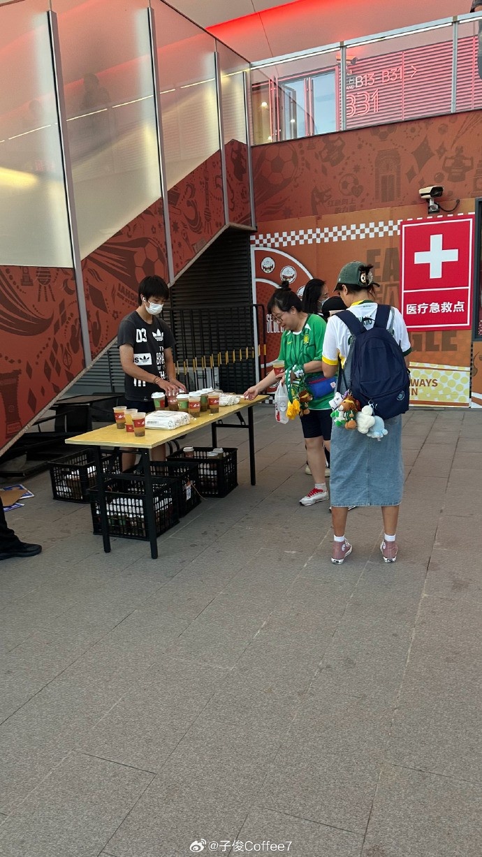 有心!记者:海港俱乐部很贴心的为国安远征军提供了免费绿豆汤